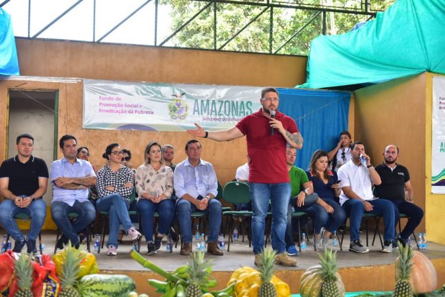 Carlos Almeida também entregou implementos agrícolas a associações e produtores da região metropolitana de Manaus