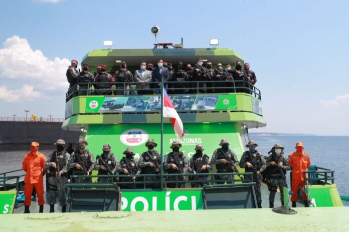 Governador também entregou sistema de radiocomunicação que vai otimizar atuação policial em sete municípios. | Foto: Diego Peres
