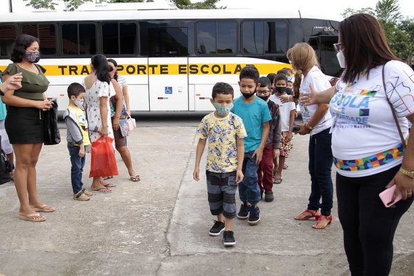 criança saindo de onibus prefeitura