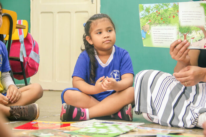 criança escola livro