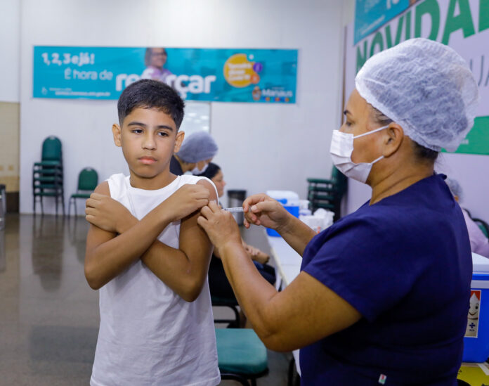 vacinação vacina adolescente crianca vacinando covid influenza
