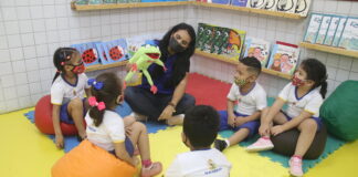 professor dando aula leitura creche escola educação infantil