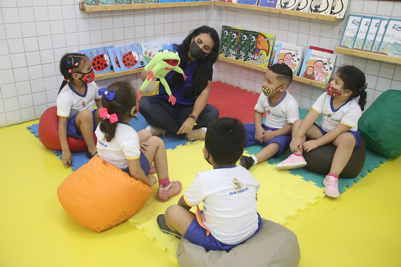 professor dando aula leitura creche escola educação infantil