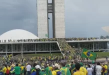 Grupos de Radicais sobem no Congresso Nacional, em Brasíli