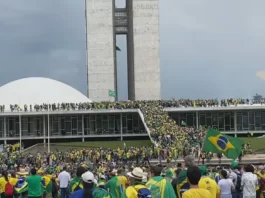 Grupos de Radicais sobem no Congresso Nacional, em Brasíli