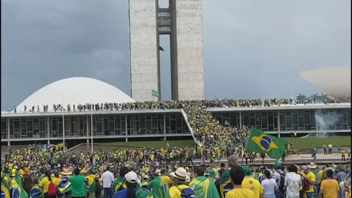 Grupos de Radicais sobem no Congresso Nacional, em Brasíli