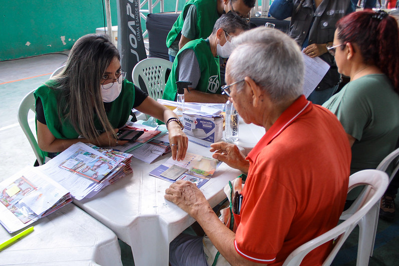 entrega de benefícios a famílias atingidas por fortes chuvas