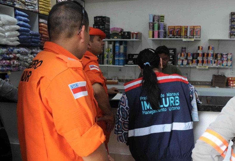 Bombeiros - Orientações e cuidados para manuseio de fogos de